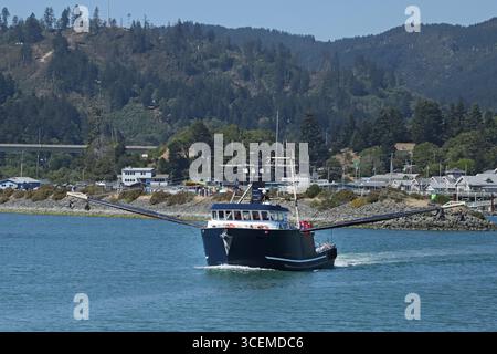 Ein kommerzieller Fischtrawler fährt aus Brookings, Oregon Harbor und dem Steg in Richtung des offenen Pazifik auf der Suche nach Garnelen und Grundfischen Stockfoto