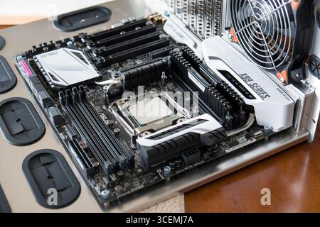 Intel Core i7 - 5930K Haswell-E 6-Core 3,5 GHz LGA 2011-v3 140W Desktop Prozessor installiert auf einem ASUS X 99 Deluxe motherboard Stockfoto