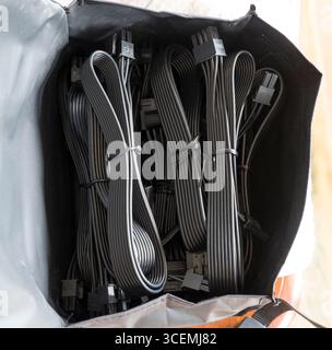 Beutel voll von Netzkabeln, die Versorgungsspannung des Steuergeräts auf die verschiedenen Komponenten des Computers, die elektrisch geregelten erfordern verbinden Stockfoto