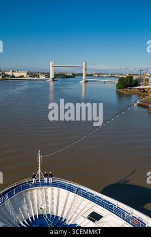 Der Bogen der des Kreuzfahrtschiffes Regent Seven Seas Voyager nähert sich der Pont Jacques Chaban-Delmas vertikal-Lift-Brücke über den Fluss Garonne, Bo Stockfoto