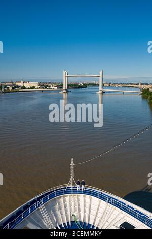 Der Bogen der des Kreuzfahrtschiffes Regent Seven Seas Voyager nähert sich der Pont Jacques Chaban-Delmas vertikal-Lift-Brücke über den Fluss Garonne, Bo Stockfoto