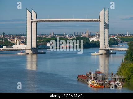 Pont Jacques Chaban-Delmas vertikal-Lift-Brücke überspannt den Fluss Garonne mit der Straße Plattform angehoben, um den Durchgang von Kreuzfahrtschiff, Bordeaux, Gi ermöglichen Stockfoto
