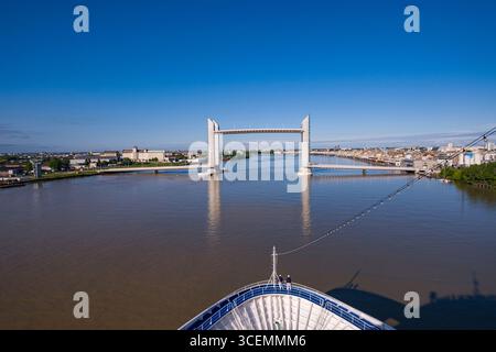 Der Bogen der des Kreuzfahrtschiffes Regent Seven Seas Voyager nähert sich der Pont Jacques Chaban-Delmas vertikal-Lift-Brücke über den Fluss Garonne, Bo Stockfoto