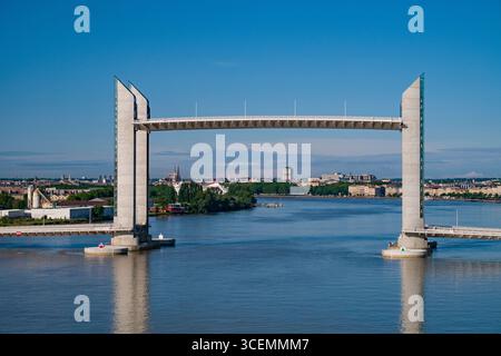 Pont Jacques Chaban-Delmas vertikal-Lift-Brücke überspannt den Fluss Garonne mit der Straße Plattform angehoben, um den Durchgang von Kreuzfahrtschiff, Bordeaux, Gi ermöglichen Stockfoto