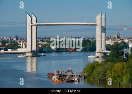 Pont Jacques Chaban-Delmas vertikal-Lift-Brücke überspannt den Fluss Garonne mit der Straße Plattform angehoben, um den Durchgang von Kreuzfahrtschiff, Bordeaux, Gi ermöglichen Stockfoto