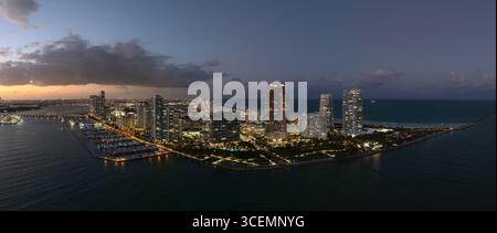 Panorama von Miami Beach mit türkisfarbenem Wasser. Drohnenaufnahme der Skyline von Miami. Panoramablick auf die berühmte Küste von Miami Stockfoto