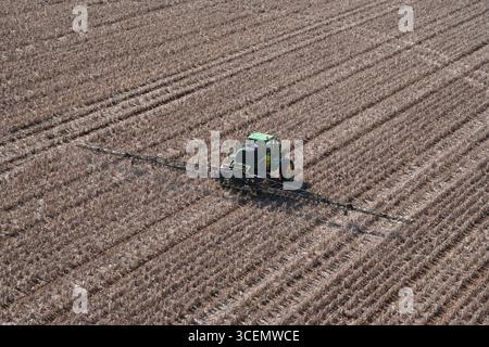 Traktor sprüht ein Feld auf der liverpool Plains nsw australien Stockfoto