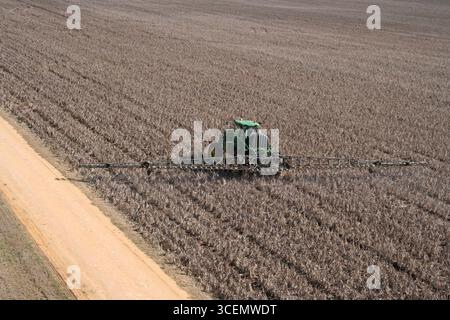 Traktor sprüht ein Feld auf der liverpool Plains nsw australien Stockfoto