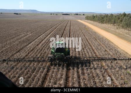 Traktor sprüht ein Feld auf der liverpool Plains nsw australien Stockfoto