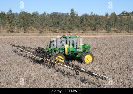 Traktor sprüht ein Feld auf der liverpool Plains nsw australien Stockfoto