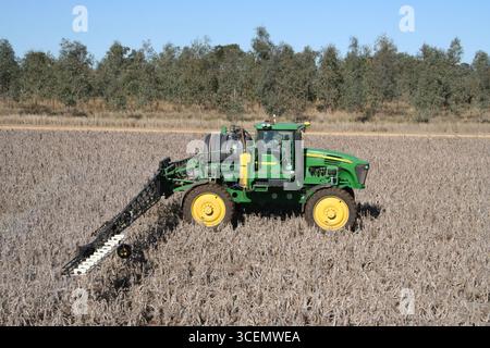 Traktor sprüht ein Feld auf der liverpool Plains nsw australien Stockfoto