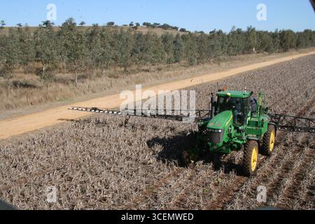 Traktor sprüht ein Feld auf der liverpool Plains nsw australien Stockfoto