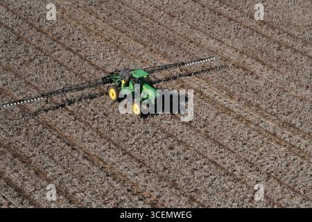 Traktor sprüht ein Feld auf der liverpool Plains nsw australien Stockfoto
