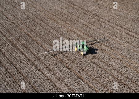 Traktor sprüht ein Feld auf der liverpool Plains nsw australien Stockfoto