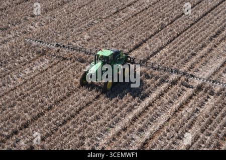 Traktor sprüht ein Feld auf der liverpool Plains nsw australien Stockfoto