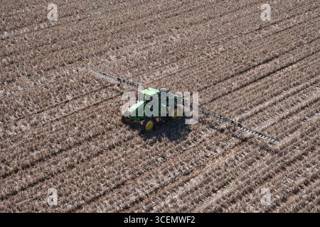Traktor sprüht ein Feld auf der liverpool Plains nsw australien Stockfoto