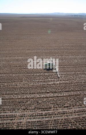 Traktor sprüht ein Feld auf der liverpool Plains nsw australien Stockfoto
