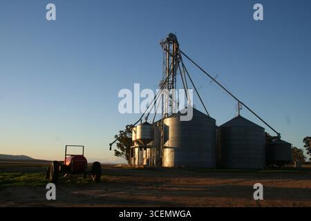 Kornsilos bei Sonnenuntergang in den liverpool Plains im Norden von nsw australien Stockfoto
