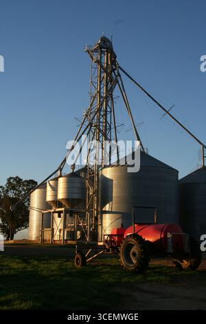 Kornsilos bei Sonnenuntergang in den liverpool Plains im Norden von nsw australien Stockfoto