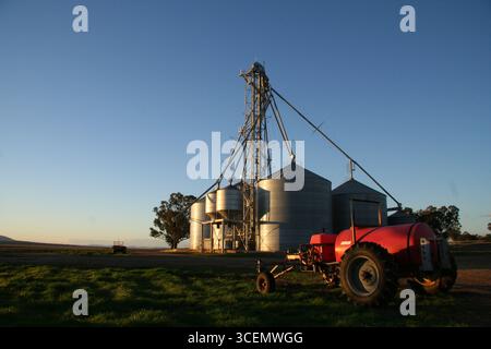 Kornsilos bei Sonnenuntergang in den liverpool Plains im Norden von nsw australien Stockfoto
