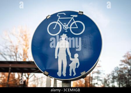 Nahaufnahme des Verkehrszeichens Getrennter Gehund Radweg, das einen getrennten Fußweg und ein separates Fahrrad anzeigt Stockfoto