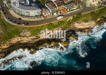Luftaufnahme der Straße entlang felsigen Klippen, Maroubra, Sydney, New South Wales, Australien Stockfoto