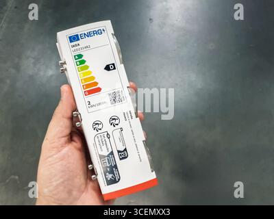 BELGRAD, SERBIEN - 22. MÄRZ 2025: EU-Effizienzkennzeichnung für LED-Lampen in belgrad. Mit mehrfarbiger A-G-Skala, Klasse-D-Markierung, die das Prüfen von el veranschaulicht Stockfoto