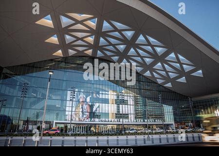 LAS VEGAS, 21. AUGUST 2024: Die Hauptfassade des Las Vegas Convention Center West Hall zeigt eine riesige Glaswand. Auch LVCC genannt, Las Vegas Convention c Stockfoto