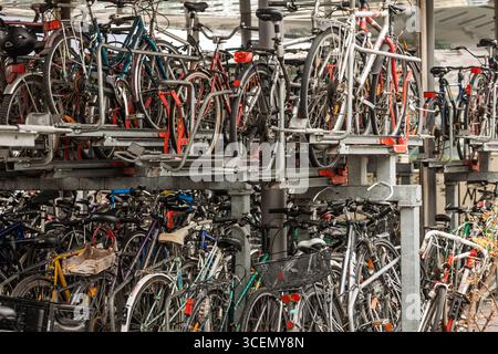 GRAZ, ÖSTERREICH - 17. DEZEMBER 2024: Reihen geparkter Fahrräder füllen einen mehrstöckigen Fahrradparkplatz in Graz, Österreich. Dichte Racks für Rahmen, illustr Stockfoto