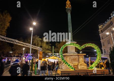 GRAZ, ÖSTERREICH - 17. DEZEMBER 2024: Nachtszene am Adventseingang in Graz mit beleuchteten Dekorationen auf dem Graz Weihnachtsmarkt oder Graz Weihnac Stockfoto