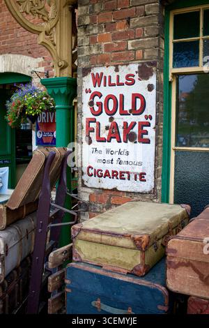 Old Wills Gold Flake Tabakemaille Werbetafel an der Wand am Bahnhof Sheringham, North Norfolk Railway, England, Großbritannien - 2. September 2024 Stockfoto