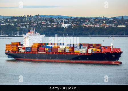 Mate ist ein Containerschiff, das 2013 von Zhejiang Shipbuilding in Ningbo (China) gebaut wurde und derzeit von Maersk betrieben wird, das in den Häfen von Auckland ankommt Stockfoto