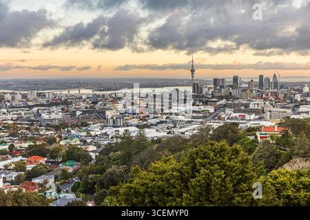 Blick auf die Stadt von Mount Eden, Auckland, Neuseeland am Montag, 18. August 2025. Foto: David Rowland / One-Image.com Stockfoto