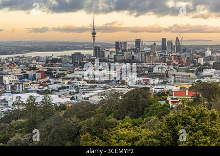 Blick auf die Stadt von Mount Eden, Auckland, Neuseeland am Montag, 18. August 2025. Foto: David Rowland / One-Image.com Stockfoto