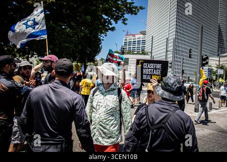 Tel Aviv, Israel. August 2025. Demonstranten werden während einer Demonstration von Polizisten zurückgeschoben. Sie rufen den israelischen Premierminister Benjamin Netanjahu auf, den Krieg in Gaza zu beenden und alle 50 israelischen Geiseln freizulassen, die seit dem 7. Oktober 2023 von der Hamas festgehalten wurden. An dem größten Tag der nationalen Mobilisierung strömten über eine Million Menschen in die Straßen des Landes, um eine Freilassung von Geiseln und ein Ende des Krieges in Gaza zu fordern. (Foto von Eyal Warshavsky/SOPA Images/SIPA USA) Credit: SIPA USA/Alamy Live News Stockfoto