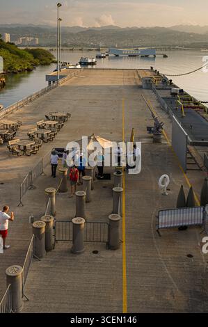Touristische am Eingang der USS Missouri BB-63 ein Iowa - Klasse Schlachtschiff, Ford Insel, Pearl Harbor, Oahu, Hawaii, USA Stockfoto