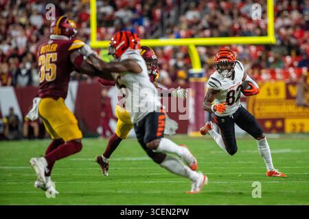 Landover, Usa. August 2025. Cincinnati Bengals Wide Receiver Mitchell Tinsley (82) läuft nach einem Pass von Bengals Quarterback Jack Browning (6) im zweiten Quartal eines Vorsaisonspiels gegen die Washington Commanders im Northwest Stadium in Landover, Maryland am Montag, den 18. August 2025. Foto: Bonnie Cash/UPI Credit: UPI/Alamy Live News Stockfoto