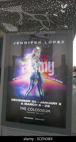 Los Angeles, Kalifornien, USA 17. August 2025 Jennifer Lopez Las Vegas Konzerte Caesars Palace The Colosseum Bus Stop Billboard am Sunset Blvd am 17. August 2025 in Los Angeles, Kalifornien, USA. Foto: Barry King/Alamy Stock Photo Stockfoto