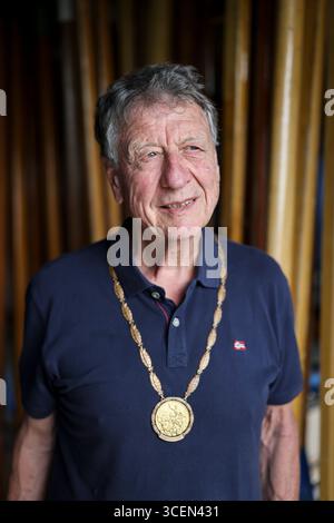 Ratzeburg, Deutschland. August 2025. Klaus Bittner, der einzige überlebende Ruderer der Goldmedaillengewinner von 1960, steht mit seiner Goldmedaille auf dem Set des Ratzeburg Ruderclub Bootshauses während der Dreharbeiten für den Film „Adam's Eight“. Die legendäre Deutsche Eiche und ihr Trainer Klaus Adam gewannen überraschend die Goldmedaille bei den Olympischen Spielen 1960 in Rom. Quelle: Christian Charisius/dpa/Alamy Live News Stockfoto