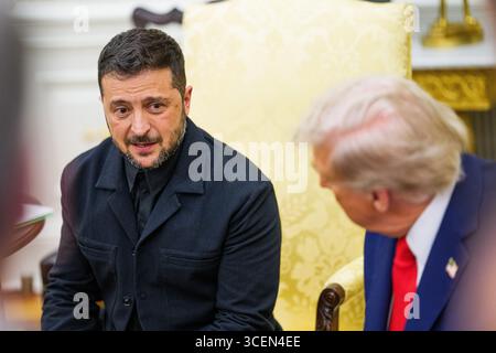 Anchorage, Alaska, USA. August 2025. US-Präsident Donald J Trump trifft am Montag, den 18. August, im Oval Office des Weißen Hauses in Washington, DC, USA, mit dem ukrainischen Präsidenten Wolodymyr Zelenskyy zusammen. 2025. die europäischen Staats- und Regierungschefs sind im Weißen Haus zur Unterstützung von Präsident Zelenskyy im Anschluss an das Treffen von Präsident Trumpâs mit dem russischen Präsidenten Wladimir Putin am Freitag, den 15. August in Anchorage, Alaska, USA, im Weißen Haus. 2025. Vermerk: Aaron Schwartz/Pool über CNP/dpa/Alamy Live News Stockfoto