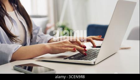 Remote-Arbeit von zu Hause, Hände und Frau mit Laptop, Texten und E-Mail für artikelfeedback. Tastatur, Mitarbeiter und Journalist mit PC, Kreativität Stockfoto