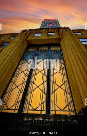 New York, USA - 19. Juni 2025: New York City Empire State Building at Sunset Stockfoto