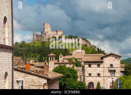 Italien: Rocca Maggiore, erbaut 1316, dient als Hauptbefestigung der Stadt Assisi in Umbrien. Assisi ist der Geburtsort des lateinischen Dichters propertius (ca. 50-45 v. Chr. – 15 v. Chr.), Giovanni di Pietro di Bernardone (ca. 1181–1226), bekannt als Franz von Assisi, ein italienischer Mystiker, Dichter und katholischer Mönch, der den Orden der Franziskaner gründete, und Chiara Offreduccio (1194–1253), bekannt als Clare von Assisi, eine italienische heilige, die zu den ersten Anhängern von Assisi war. Stockfoto