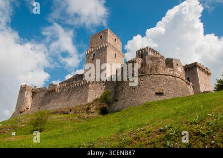 Italien: Rocca Maggiore, erbaut 1316, dient als Hauptbefestigung der Stadt Assisi in Umbrien. Assisi ist der Geburtsort des lateinischen Dichters propertius (ca. 50-45 v. Chr. – 15 v. Chr.), Giovanni di Pietro di Bernardone (ca. 1181–1226), bekannt als Franz von Assisi, ein italienischer Mystiker, Dichter und katholischer Mönch, der den Orden der Franziskaner gründete, und Chiara Offreduccio (1194–1253), bekannt als Clare von Assisi, eine italienische heilige, die zu den ersten Anhängern von Assisi war. Stockfoto
