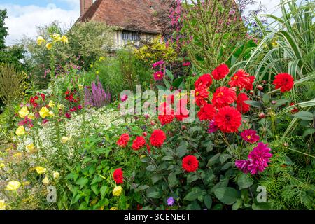 Tolles Dixter Haus und Gärten, Dahlien Spätsommer, East Sussex, Großbritannien Stockfoto