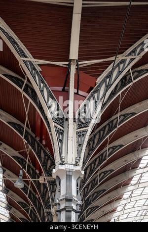 London, UK 08 Juli 2025 architektonische Details des Bahnhofs Paddington, der aus dem Jahr 1854 stammt und von Isambard Kingdom Brunel entworfen wurde Stockfoto
