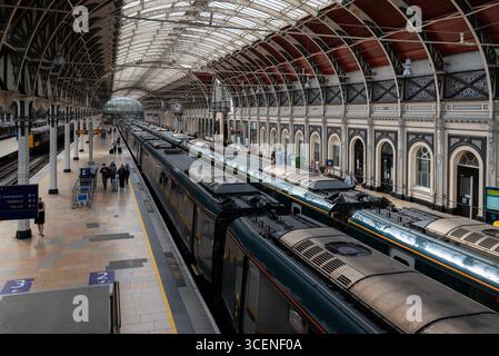 London, Großbritannien 08 Juli 2025 Hochwinkelansicht des historischen Bahnhofs Paddington mit Pendlern, Touristen und Zügen, die auf Reisen warten Stockfoto