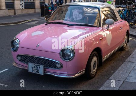 London, uk 08 Juli 2025 Lola Le Pink Figaro Oldtimer in London, England Stockfoto