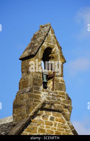 Der Alte Steinglockenturm Gegen Den Hellen Klaren Blauen Himmel. Adderbury, England Stockfoto