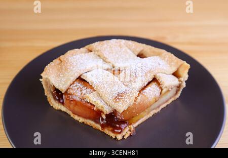 Nahaufnahme einer Scheibe köstlicher hausgemachter frischer Apfelkuchen, serviert auf Holztisch Stockfoto